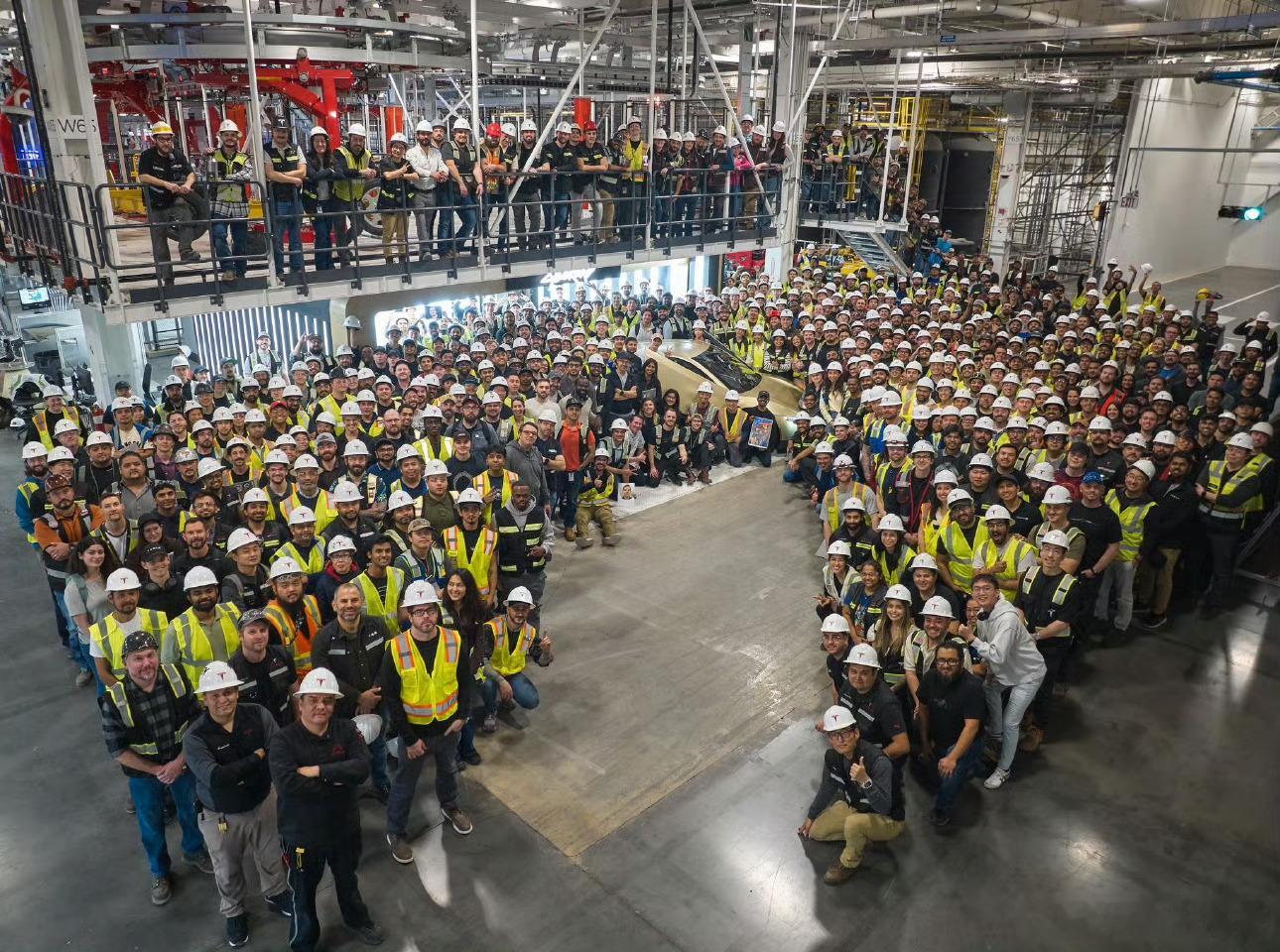 特斯拉宣布首辆Cybercab下线特斯拉第一辆赛博无人驾驶电动车Tesla Cy