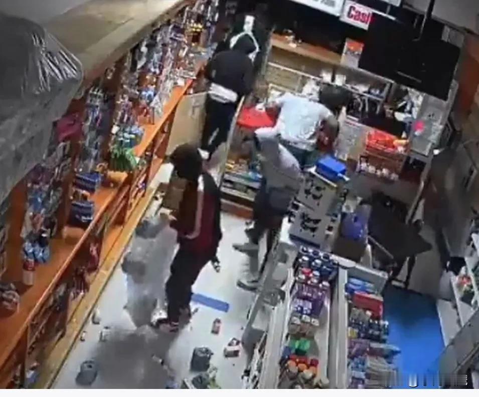 欧洲白左政客简直到了丧心病狂的地步，竟然支持穆斯林移民大规模抢劫巴伐利亚一家超市