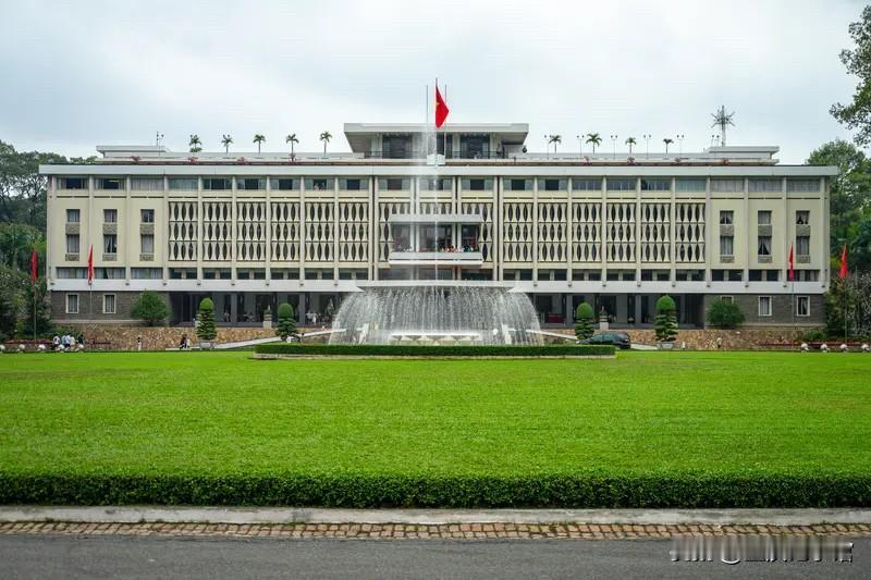 一位资深经济学家说，越南想成为中等收入发达国家很难，路还很长，因为它有一些隐匿的