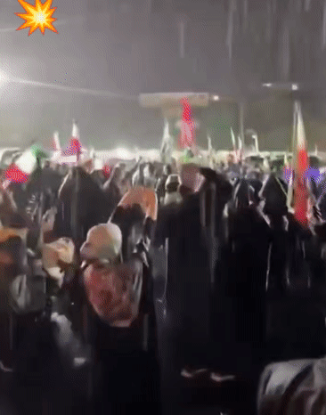 波斯刚反击完M军基地，转头国内久旱逢大雨，结束了连续多年的严重旱情。全网瞬间炸锅