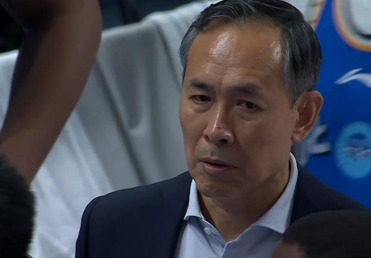上海男篮第三节轰39-11扭转颓势，许利民一脸苦相，北京男篮已站在悬崖边上！北京