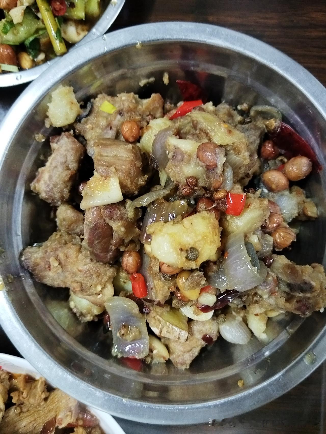 分享养生美食今天午餐美食家常菜：土豆清蒸排骨，清香软糯，老人小孩都爱吃！