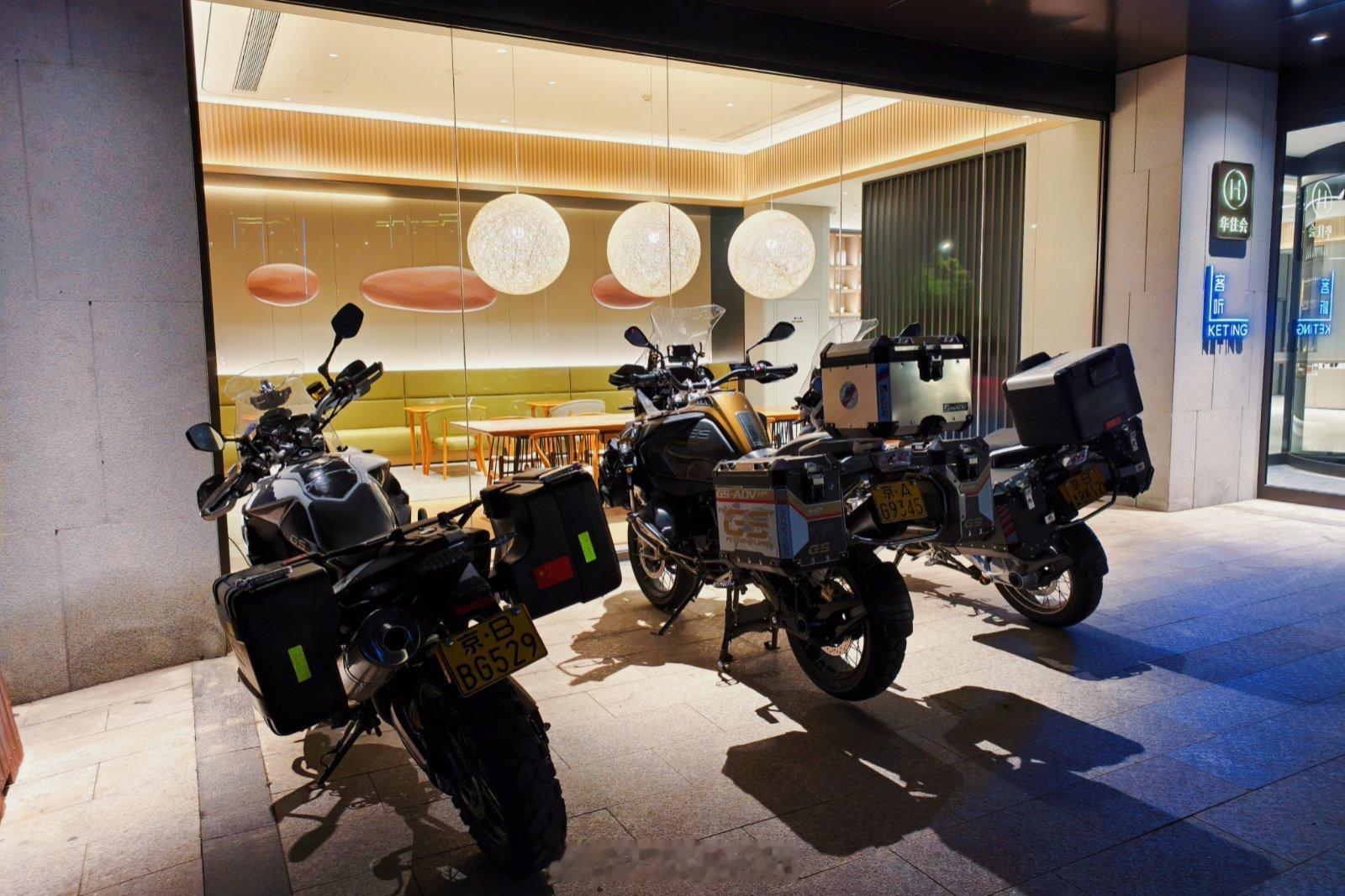 我也不知道为啥来这儿……反正今天干了930公里，摘下头盔半小时了脑瓜子还是嗡嗡的