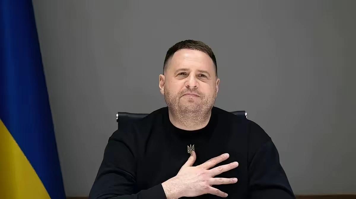 泽连斯基大义灭亲！光速解职叶尔马克，

乌军刚丢战略要地，泽连斯基突然把身边老将