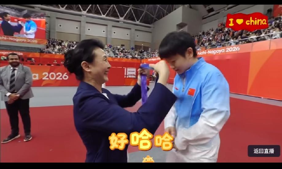 亚运会最令人破防的一幕，
不是孙颖莎混双拿了亚军，也不是孙颖莎女单拿到了亚军，而
