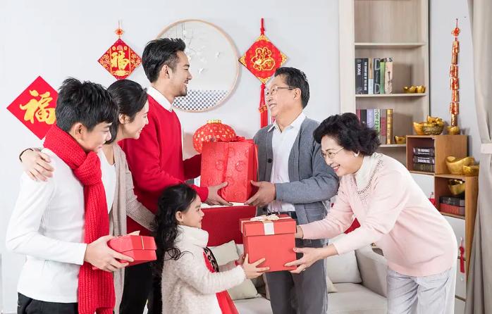 你是不是也这样：逢年过节拎着大包小包，站在领导家门口腿肚子打颤，心里默念了八百遍