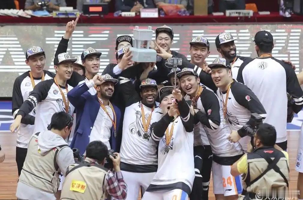 上海主场打四川，第一节结束比分32:7。是的，从12月22日的打北京全场得46分