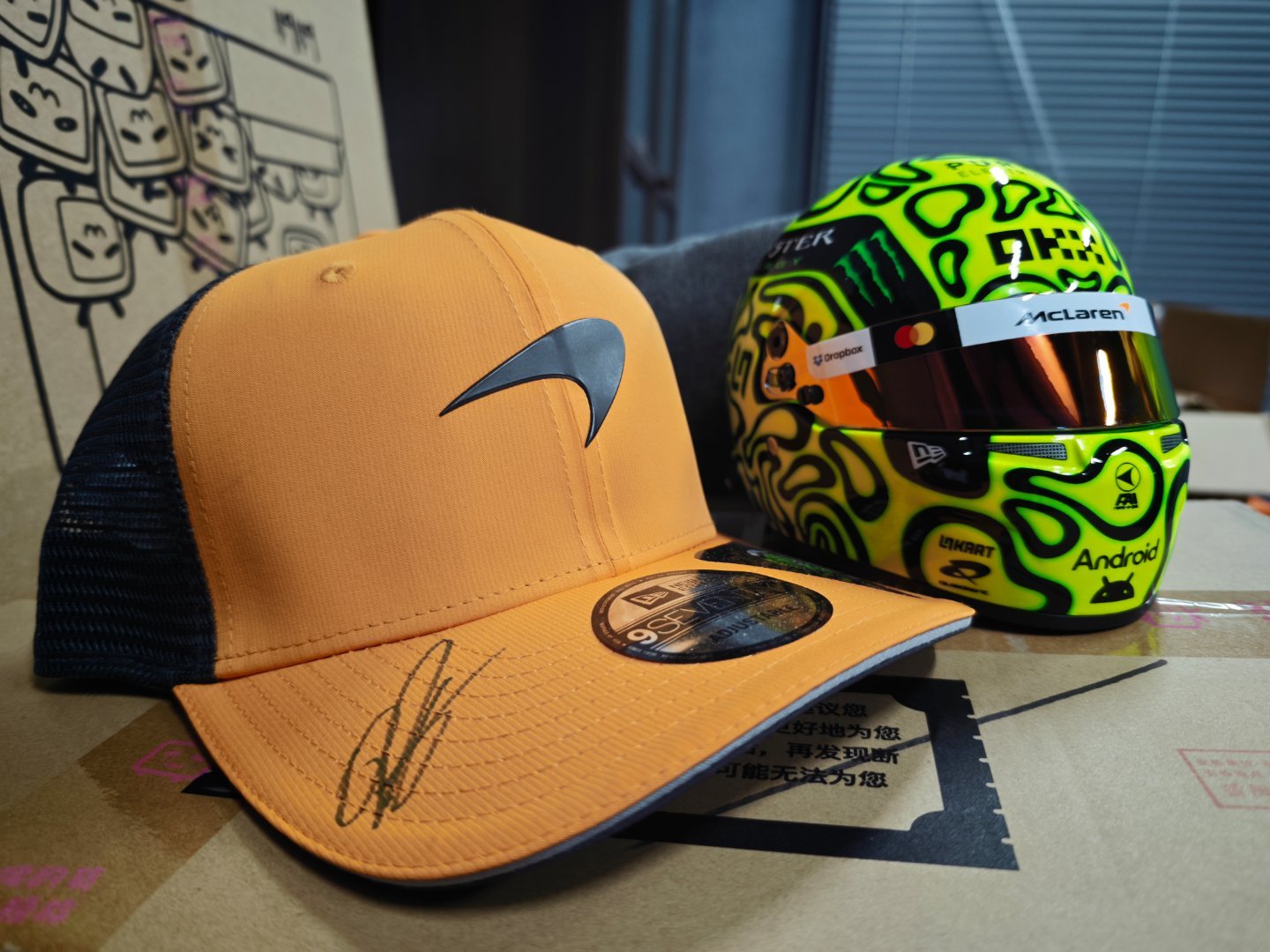 迈凯轮在决赛前送了一顶签名帽子，本来他们说随机车手，没法选。然后发现是诺里斯的，