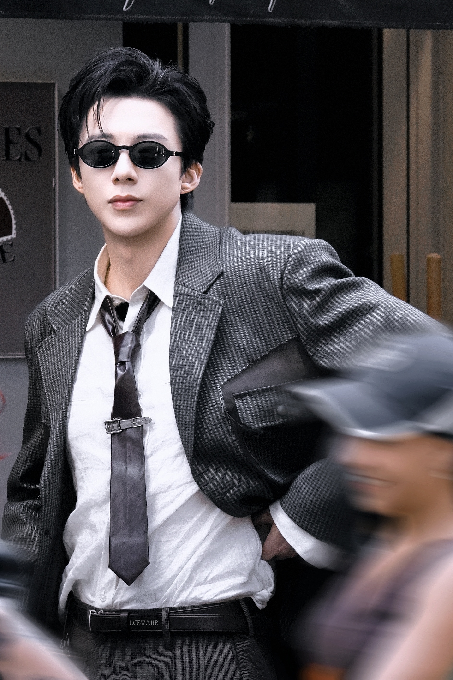 sir，你的领带抽人疼不疼😣 