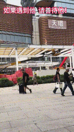 见不得人间疾苦，可自己又无能为力！



刷到这一幕，真的有点难受！
在繁华的都