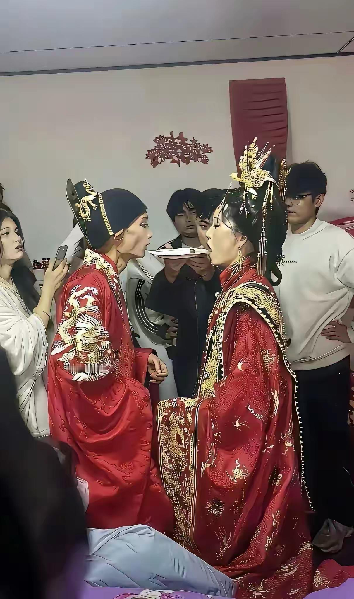 大家说这照片不合常理，并列举了三处破绽，有人不信，越看越越细思极恐。