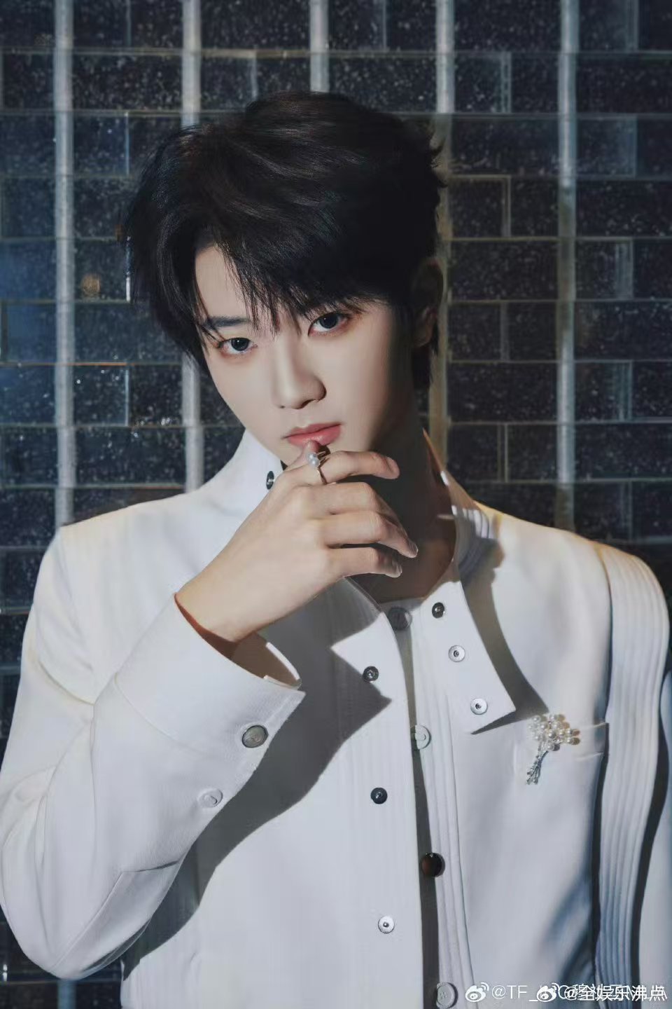 穆祉丞预告哭了周五晚高疯看到穆祉丞哭的瞬间心都揪紧了?前辈们围过来温柔安慰，被大