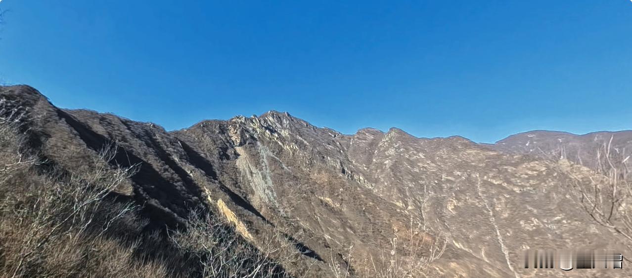 上北京房山猫耳山上捡瓶子
我们这次去捡瓶子，只是捡了一条路线上的一半，下山过程中