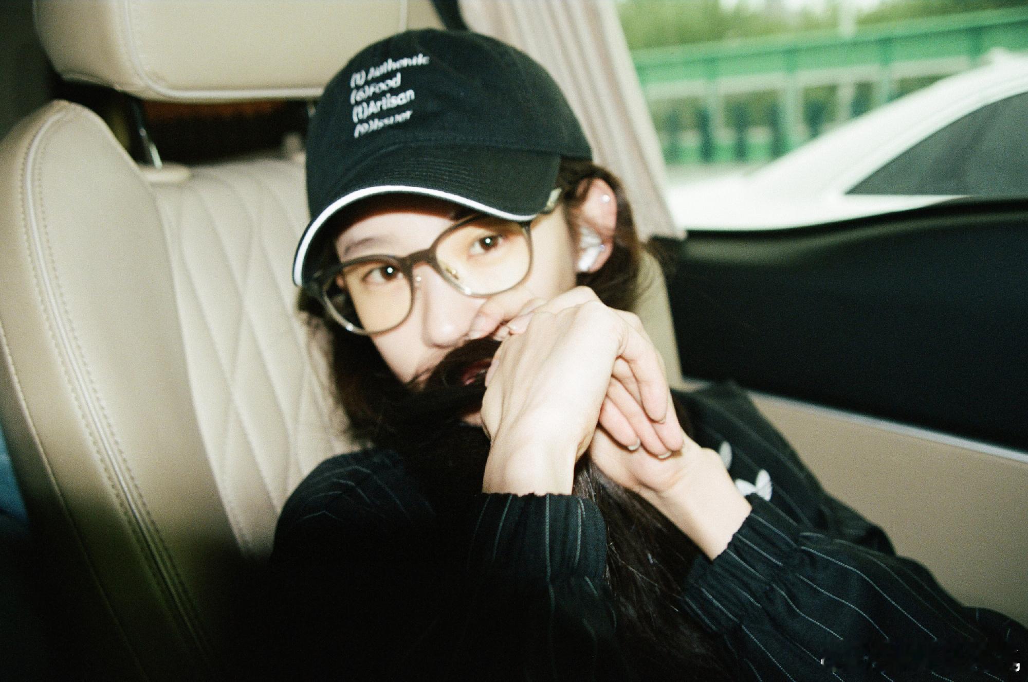 张艺凡手语回应听障观众张艺凡真的特别温柔！路演贴心用手语回应听障观众，真诚又细腻