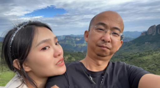 “简直是一朵鲜花插在了牛粪上！”2022年，坐拥10亿身家的最丑男星巨兴茂和大美