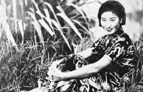 1940年，郑苹如被捕，两个特务把她带到小树林执行枪决，正要开枪时，郑苹如却提了