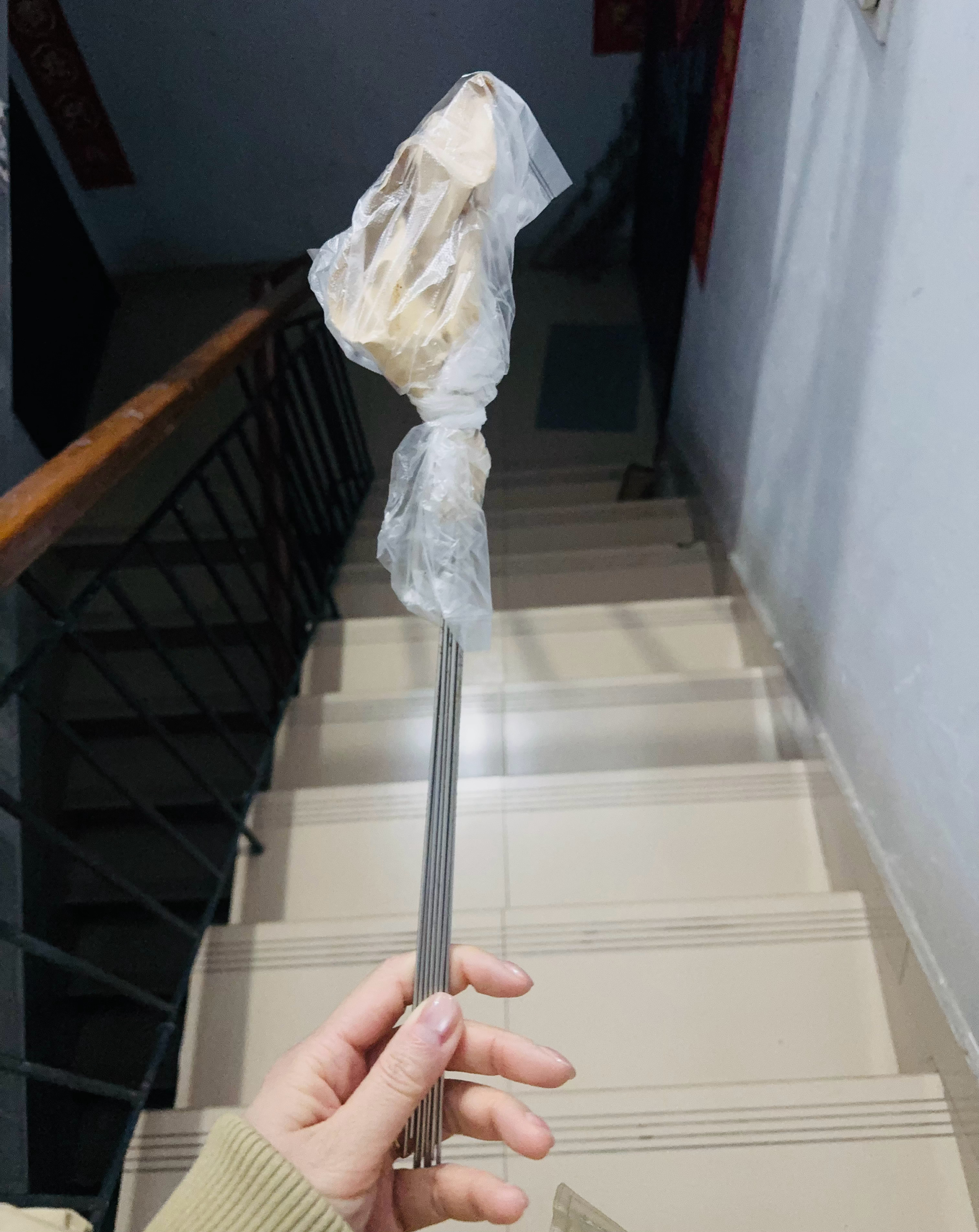 上次吃羊肉串的签子给老板送去，顺便再吃几串[偷笑] ​​​