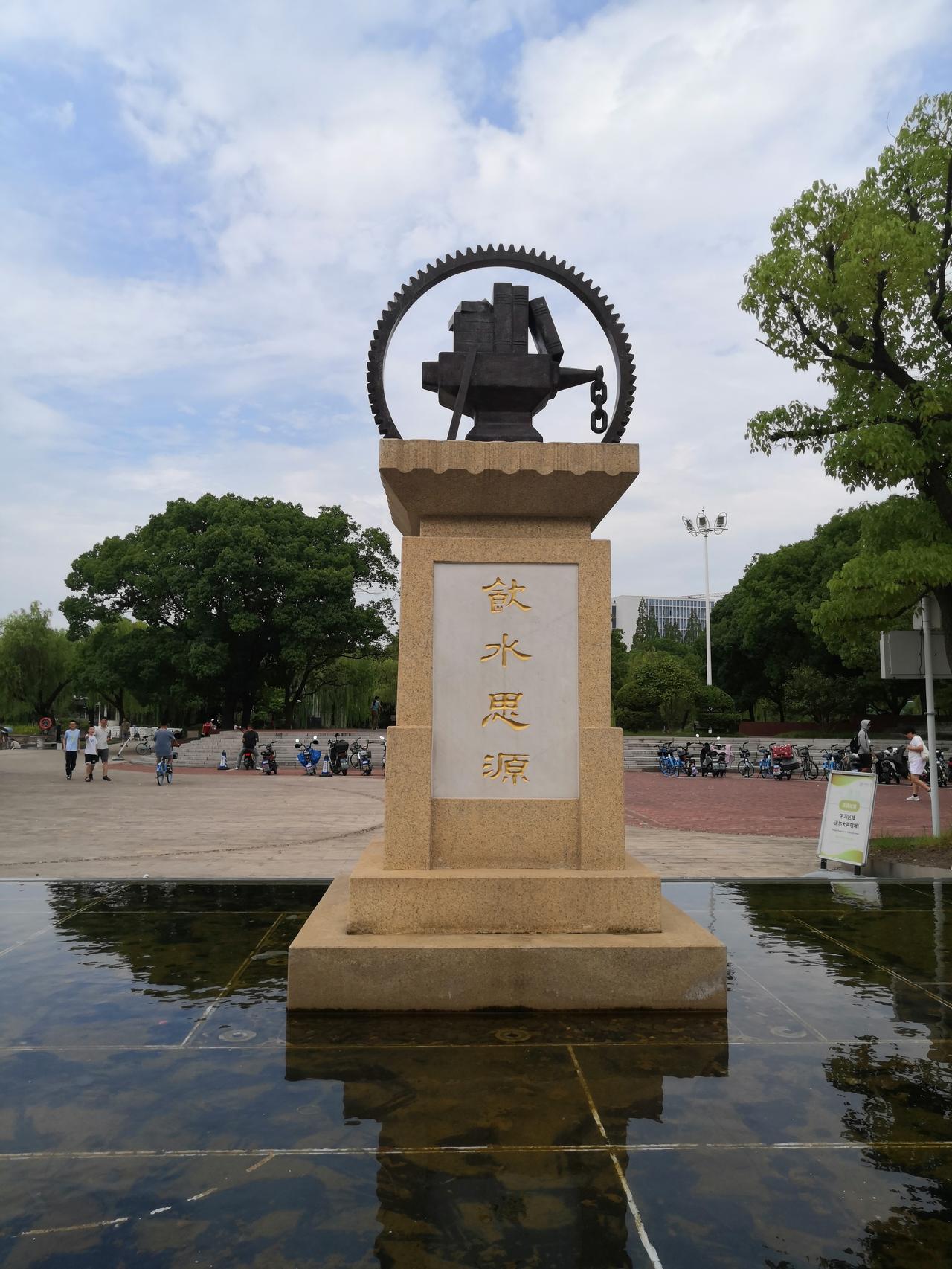 当年，我老公读上海交通大学的博士，读了整整5年才毕业，不知情的人以为:博士延毕是