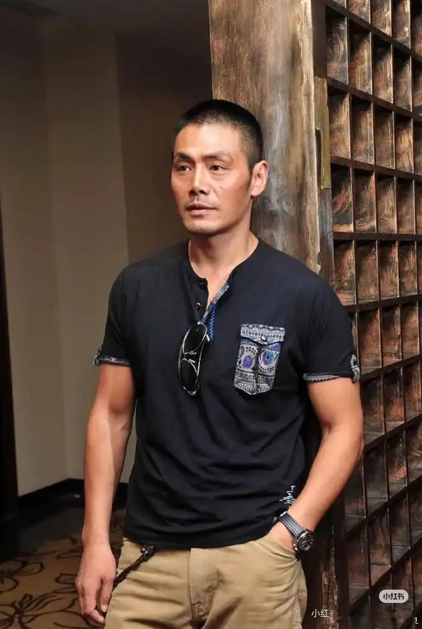 邵兵女儿提前一年纽约大学毕业邵兵这么帅还不红，也是有原因的，天转日出生，又碰上了