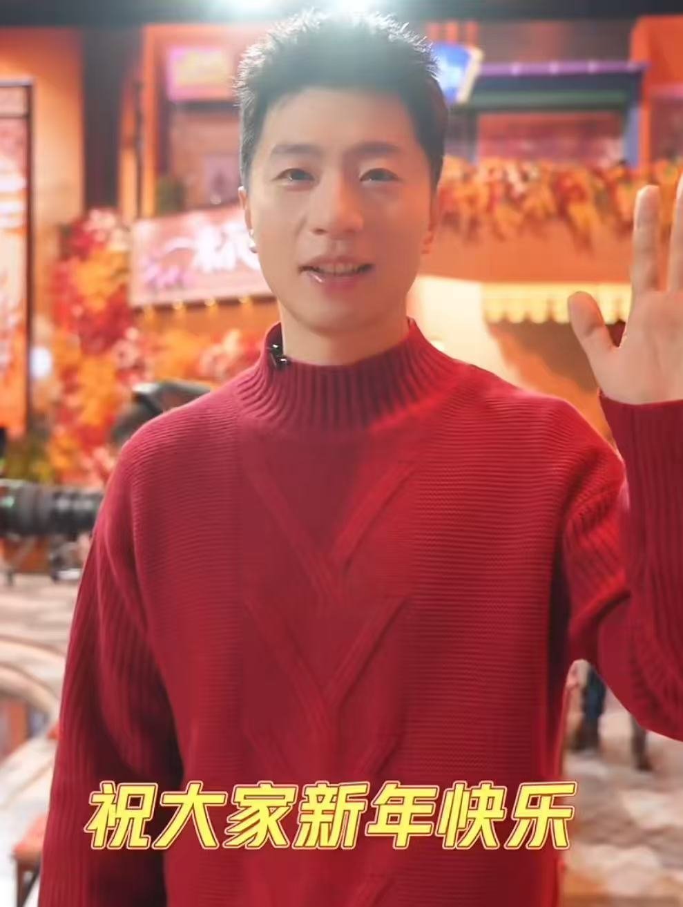 马龙新年大片马龙新年大片氛围感拉满！红装出镜尽显国乒风范，双圈大满贯的传奇依旧耀