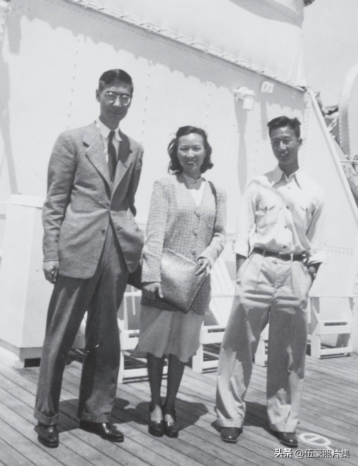 1956年秋，郭永怀（左一）、李佩（中）和朋友搭乘 “克利夫兰总统号”邮轮驶向祖