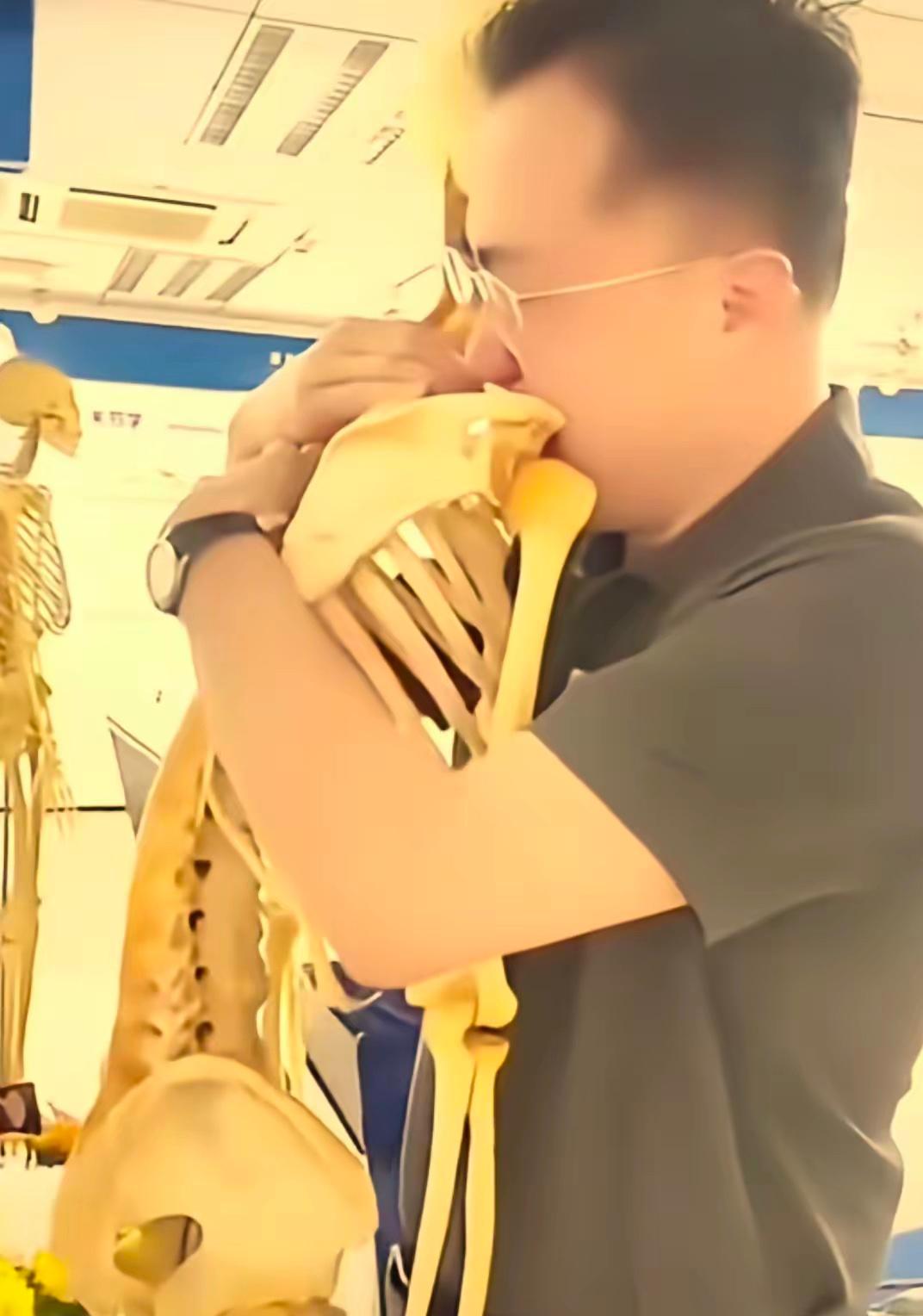 生前救万千孩童，身后化作白骨授课！致敬中国小儿外科之父张金哲
​没有人愿意去拥抱