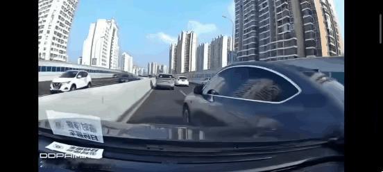 并线一定要观察好安全距离后再并线，不然就要喜提全责了
