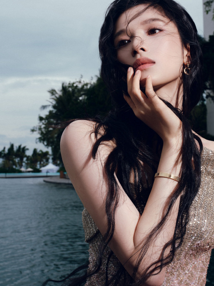 张婧仪今日ELLE红毯造型，露背仙气飘飘的美人鱼公主！每一次造型都这样惊艳！ ​