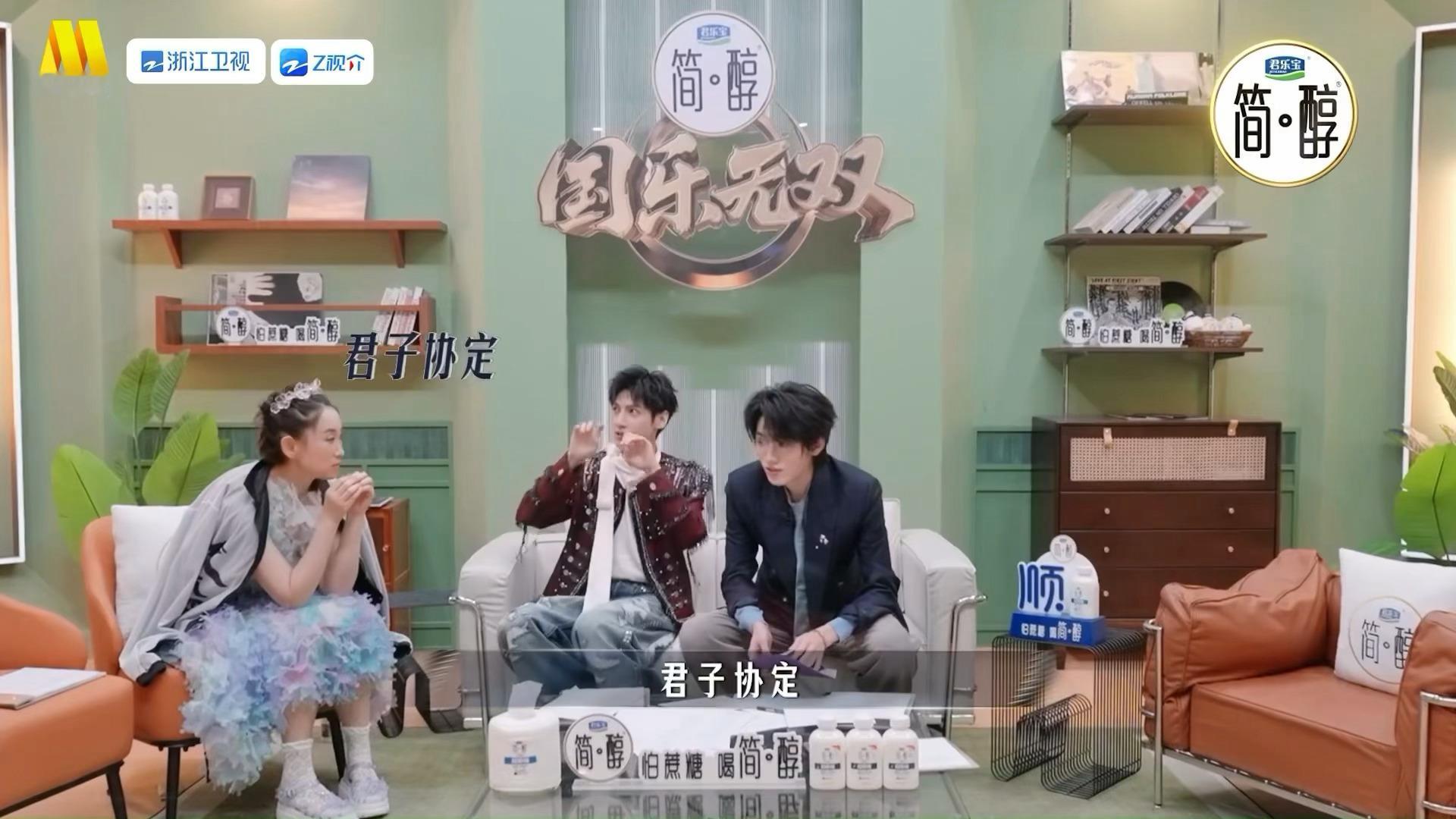 一时间不知道是罗云熙声音太有穿透力，还是这个休息室太不隔音