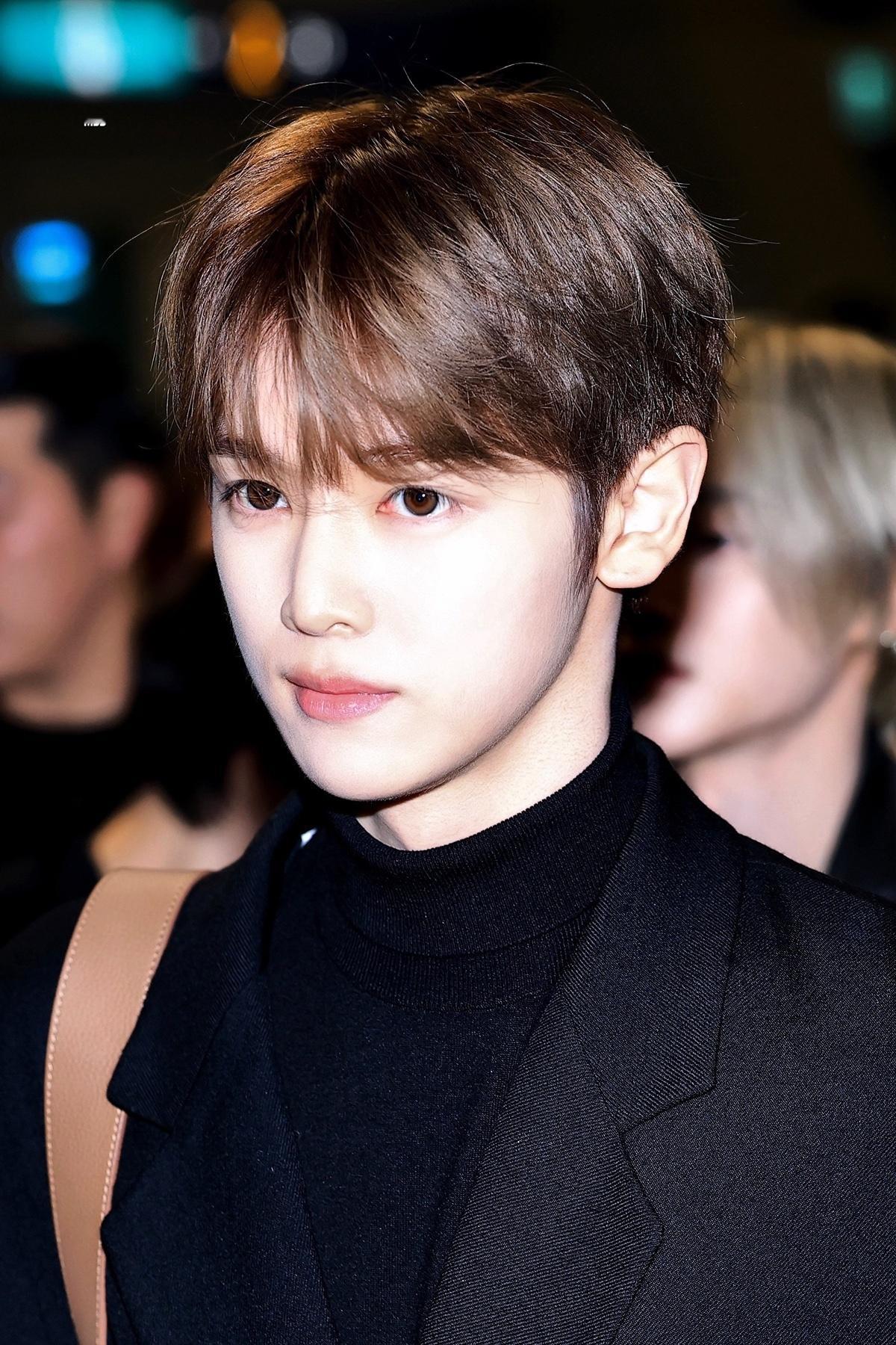 今天出发去MAMA的成灿，黑色长大衣！太帅了呜呜呜！ 