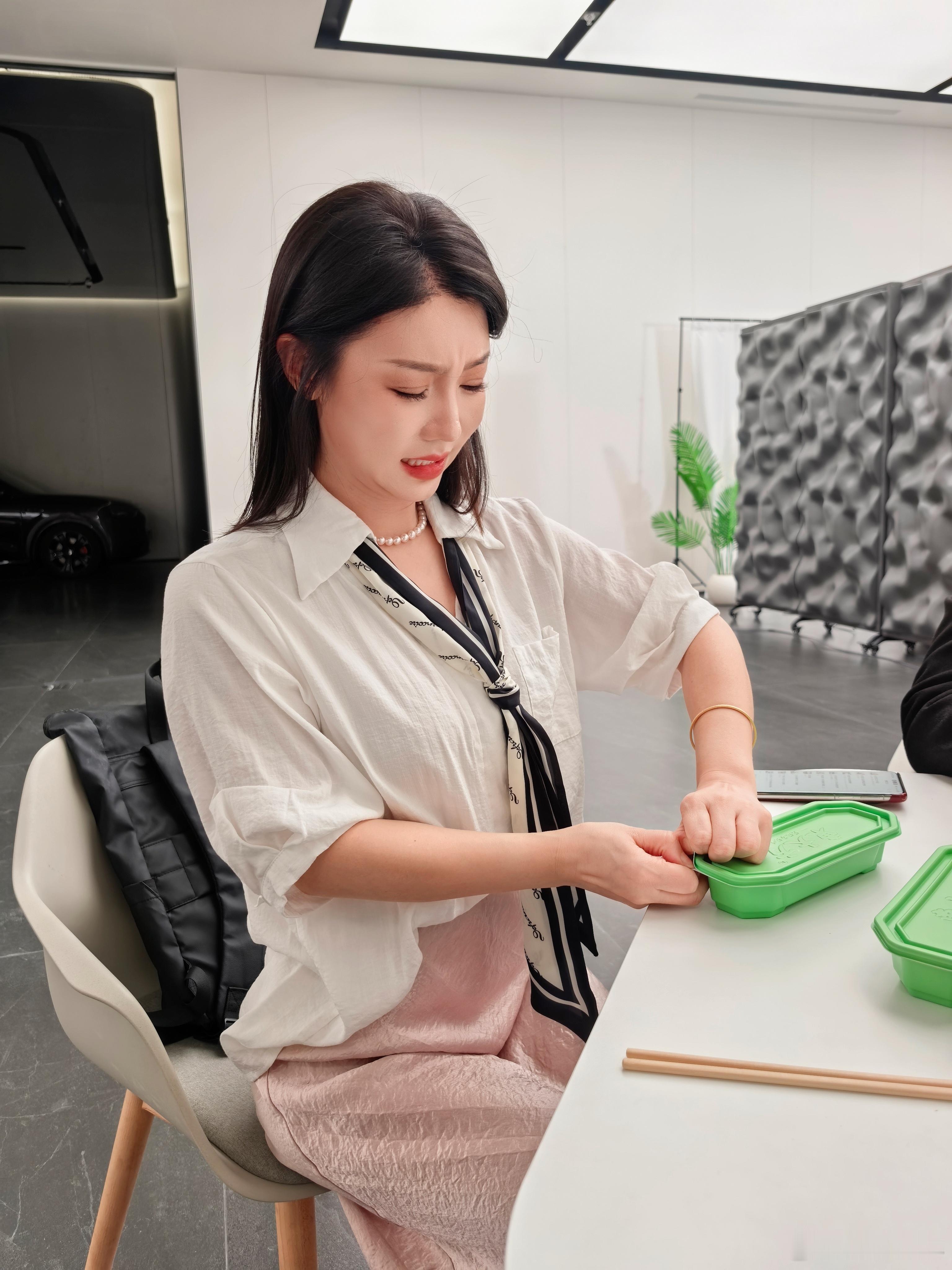 彩排了一下午，好饿啊，赶紧点个外卖填肚子，就是这盒子有点费胳膊，使了好大劲才打开