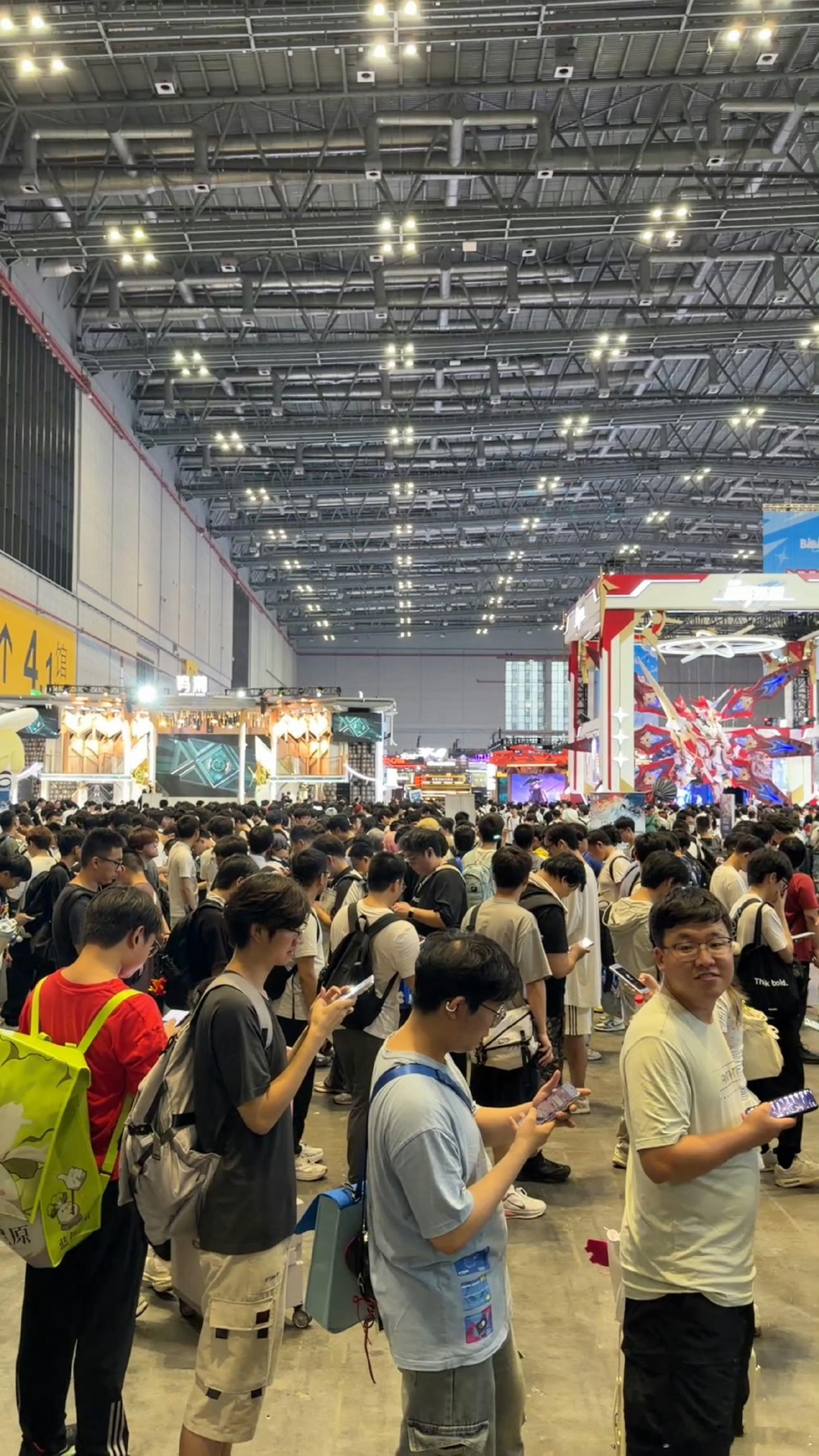 欣小萌空降BW2026热舞同频穿梭在BW各大展区的惊喜舞台，欣小萌用一支《同频》