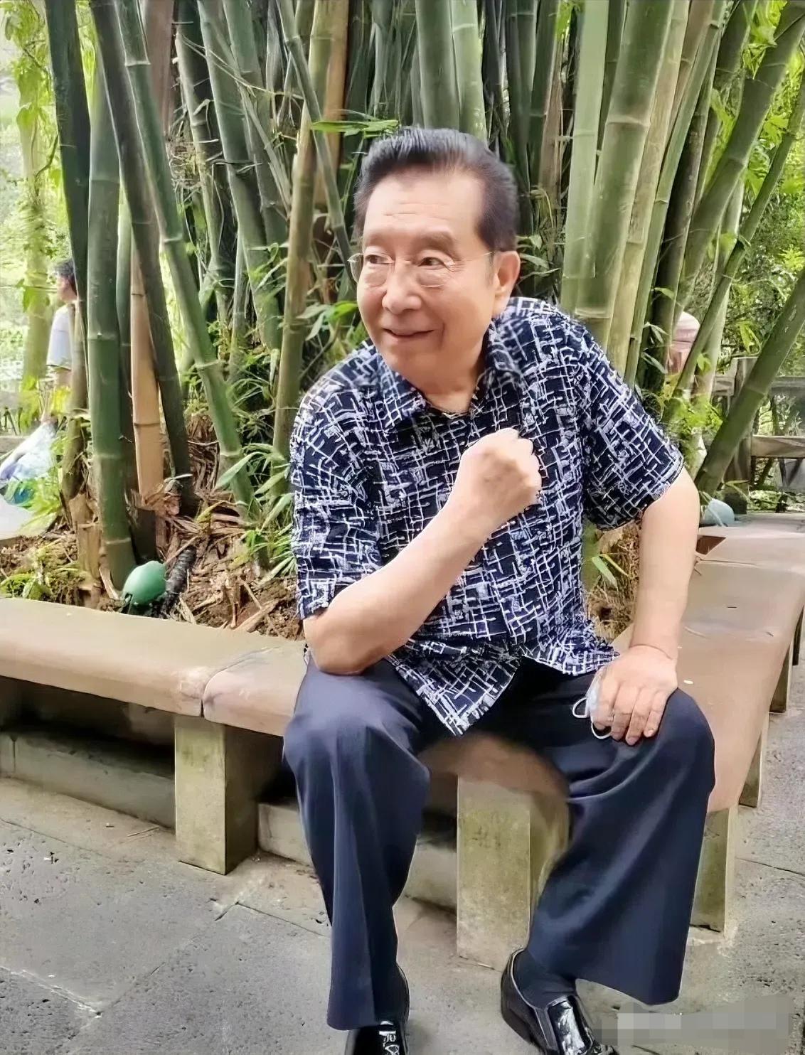 近日，我国大歌唱家李双江老师现身某公园，并在茂密的竹蓬下小憩。老李似乎在回忆往事