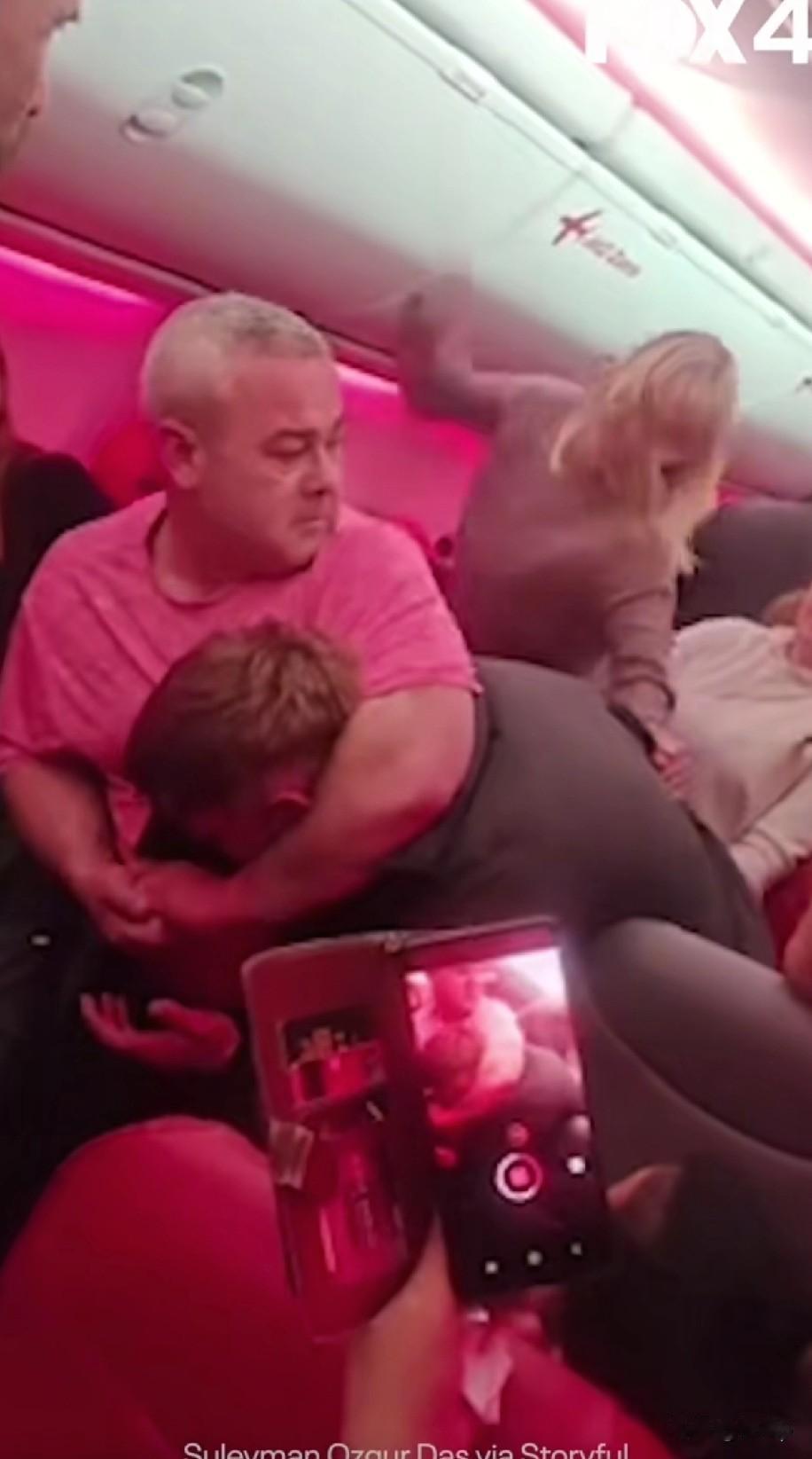 最近从土耳其飞英国的航班上
出现了大规模的斗殴，无奈迫降比利时
起因是两名男子酒