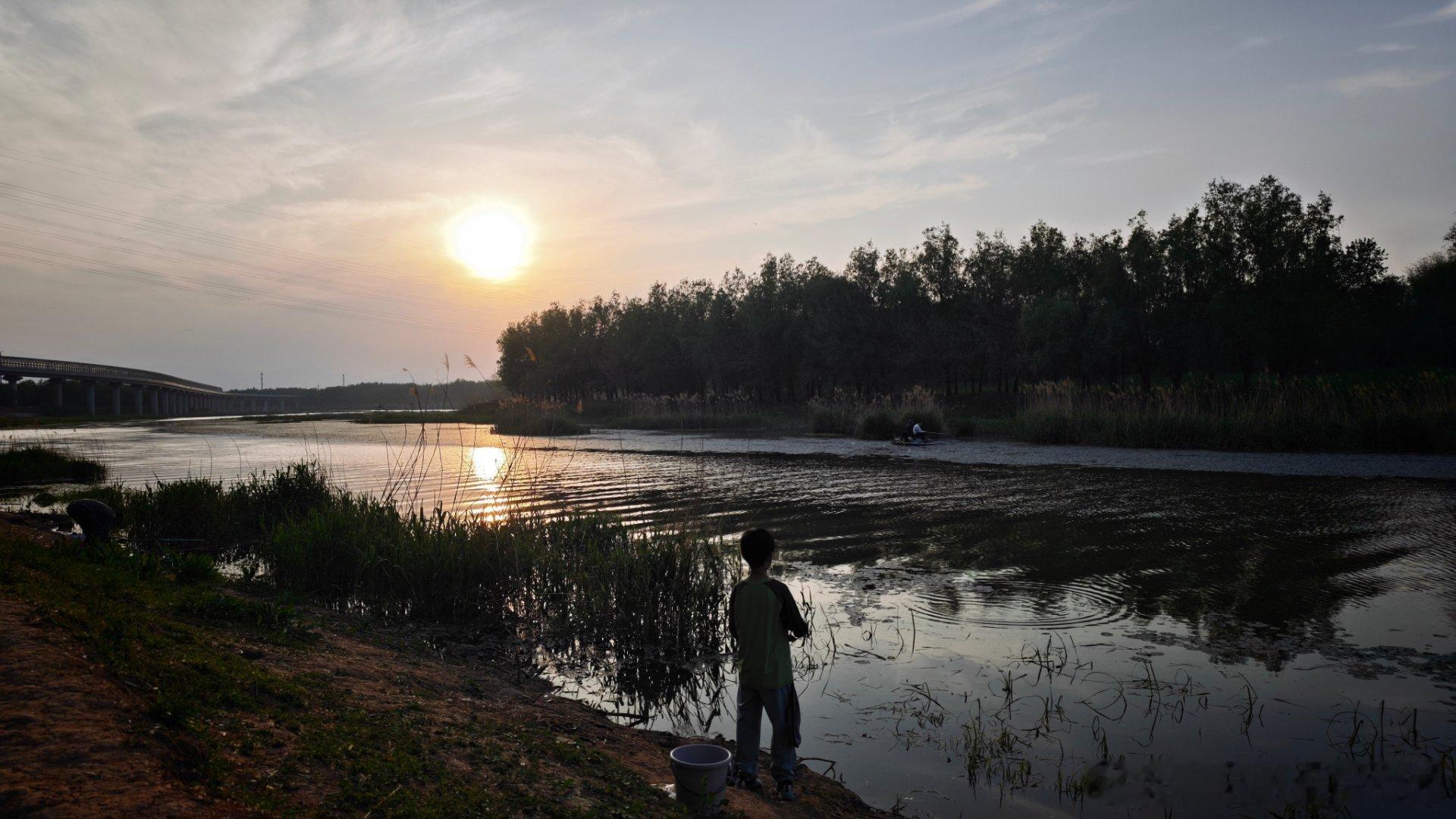 有时间挣钱，有时间陪儿子来河边。这样的生活才是好的生活。 