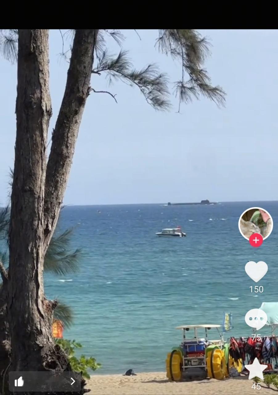 海冰浴场外面巡弋的潜艇，真是漂亮呀，围壳更流线，更低矮了。不明当当年039为什么
