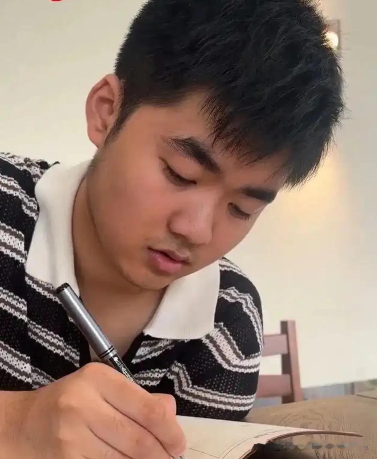 664分！四川独臂少年考上清华，这句话看哭无数人：他主动放弃了左臂，却赢得了整个