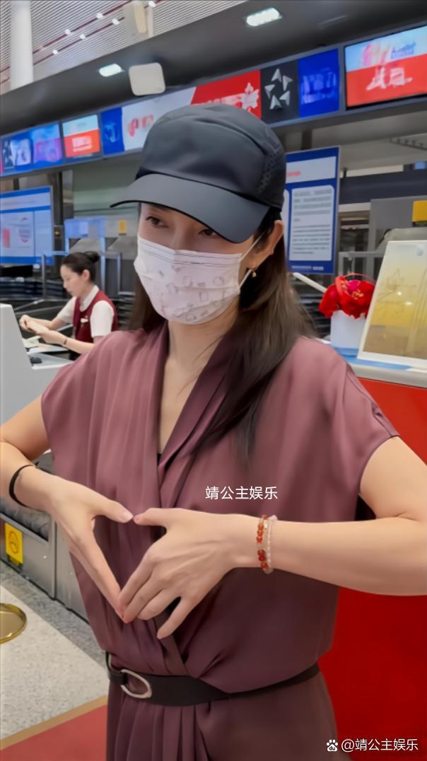 李冰冰亮相北京机场，一袭豆沙紫缎面长裙搭配棒球帽，简约显气质。 