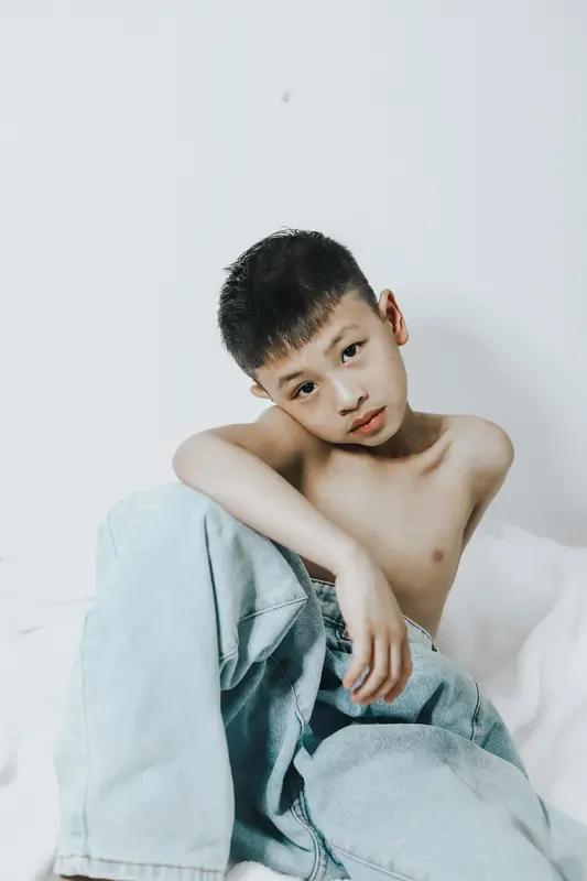 小孩哥对战前国乒名将周雨，这比赛想想就精彩！就像之前王楚钦3 - 0战胜周雨那场