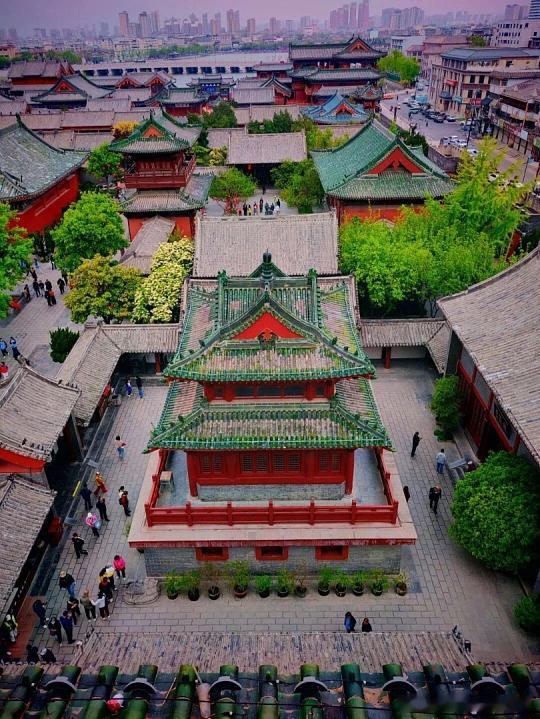 旅游哪需要什么大道理，不过是想暂时抽离日常，换座城市喘口气🌿开封这座城，往下挖