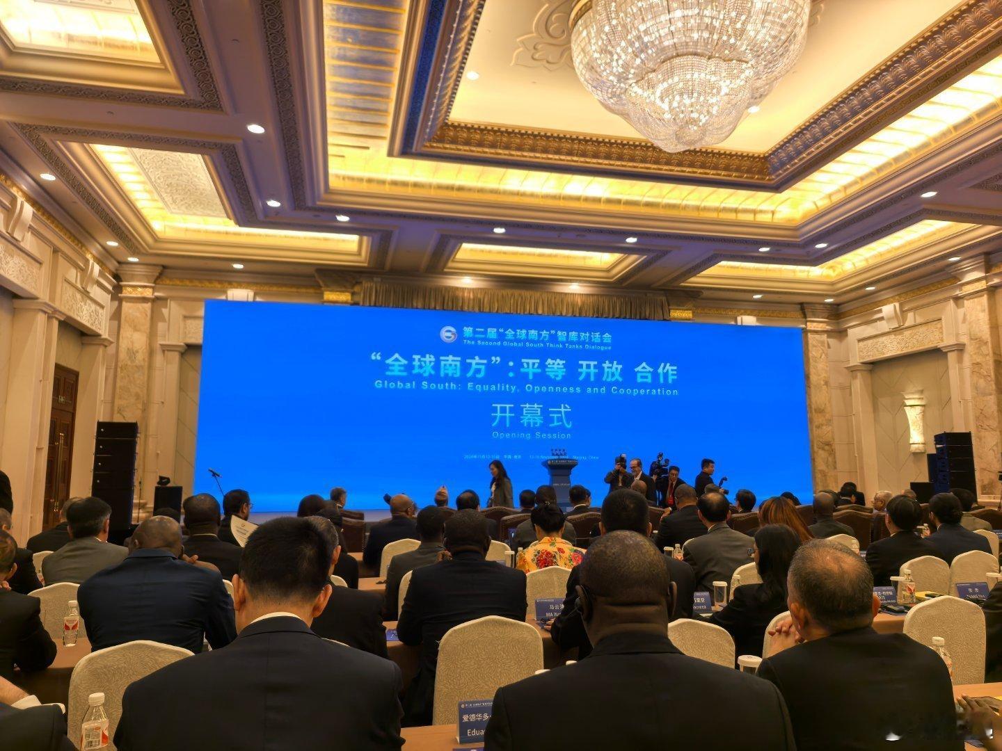 上午开幕式，下午分论坛讨论，又是忙碌的一天。中联部刘建超部长致辞 ​​​