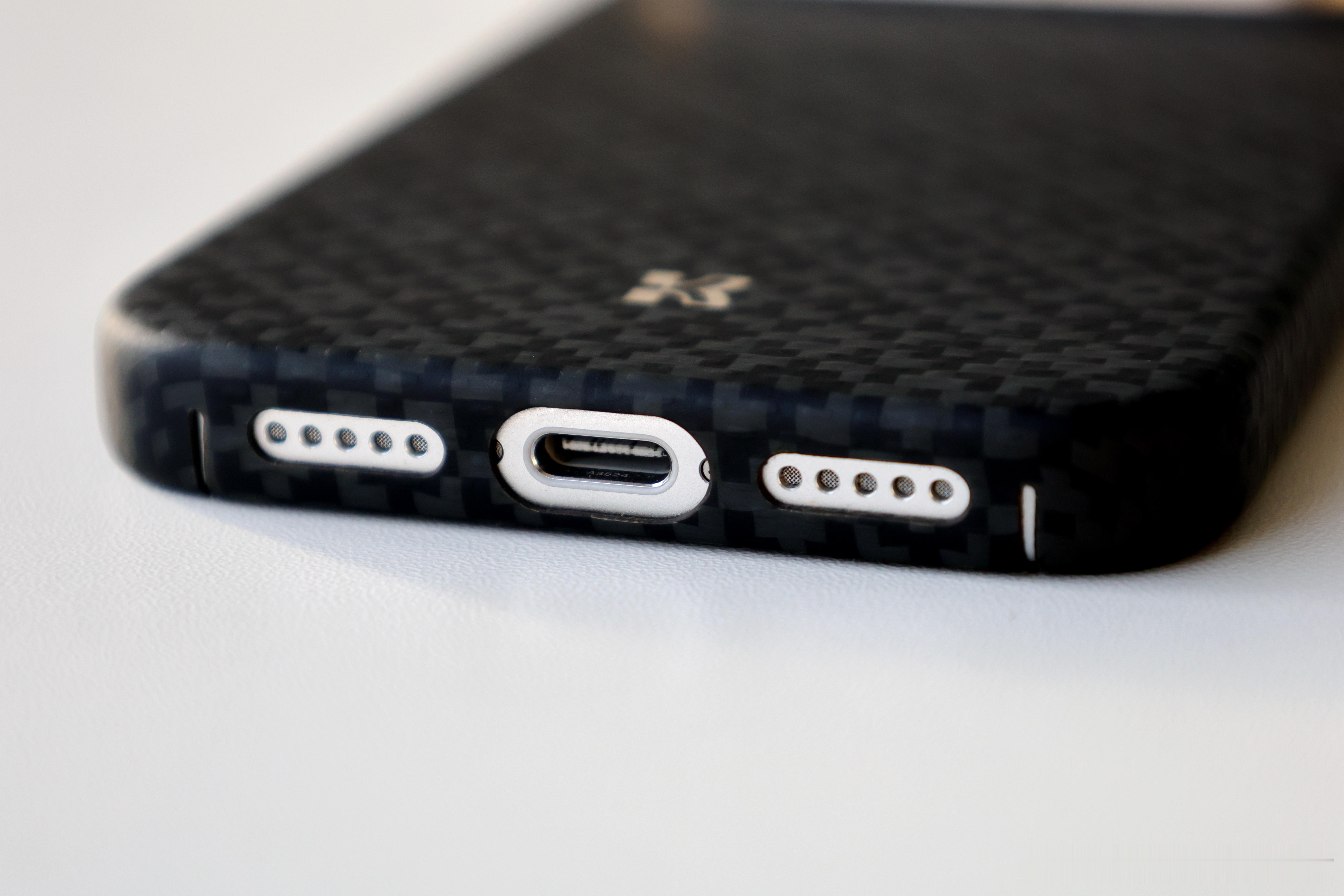 最近给iPhone 17 Pro换上了邦克仕的菱格磁吸凯芙拉手机壳，上手第一感觉
