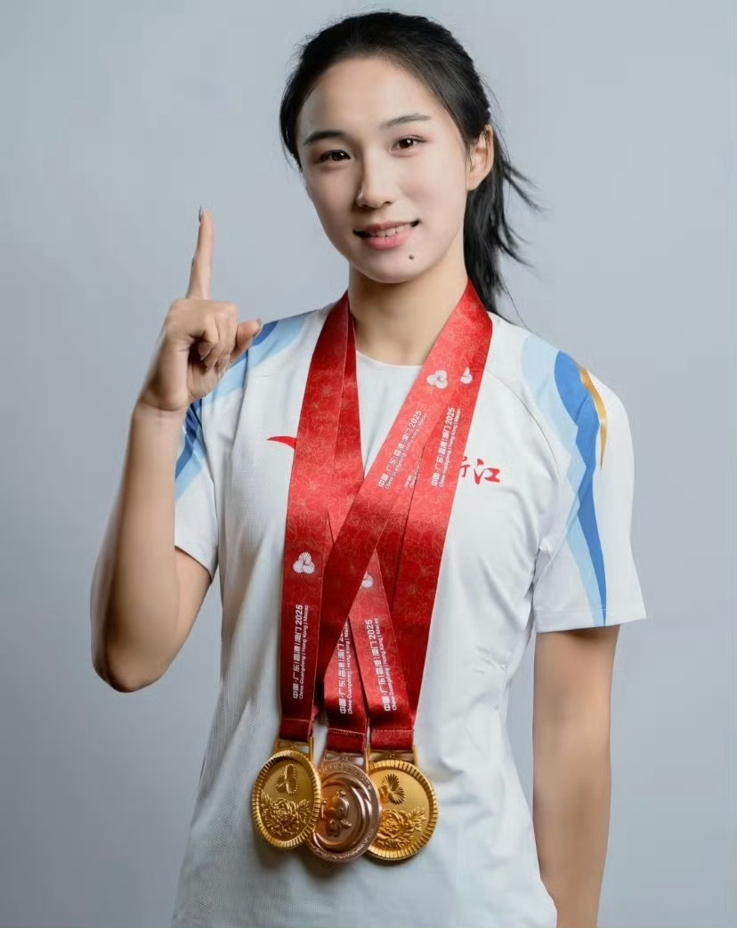 陈妤颉比赛出征机场路透陈妤颉机场出发奔赴国际赛场，候机间隙还在喝牛奶补充能量，小