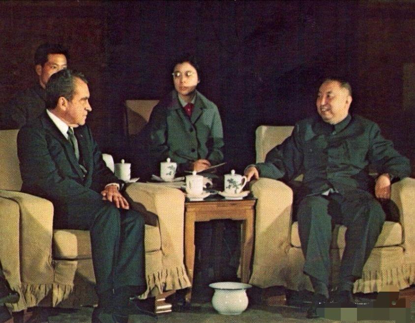 1976年2月，已经卸去美国总统职务的尼克松再次访华，这时周总理刚刚去世，毛主席