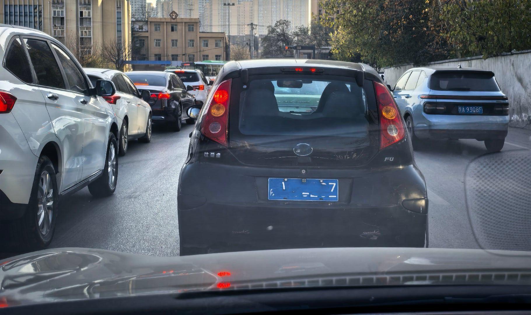 碰到一辆比亚迪F0，虽然现在难得一见了，但这车当年卖得非常好。现在海鸥、海豚接棒