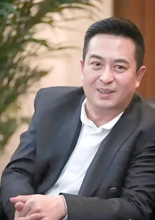 随着《主角》热播，张嘉益饰演的“西北鼓王”胡三元成了全网的“国民老舅”，评论区、