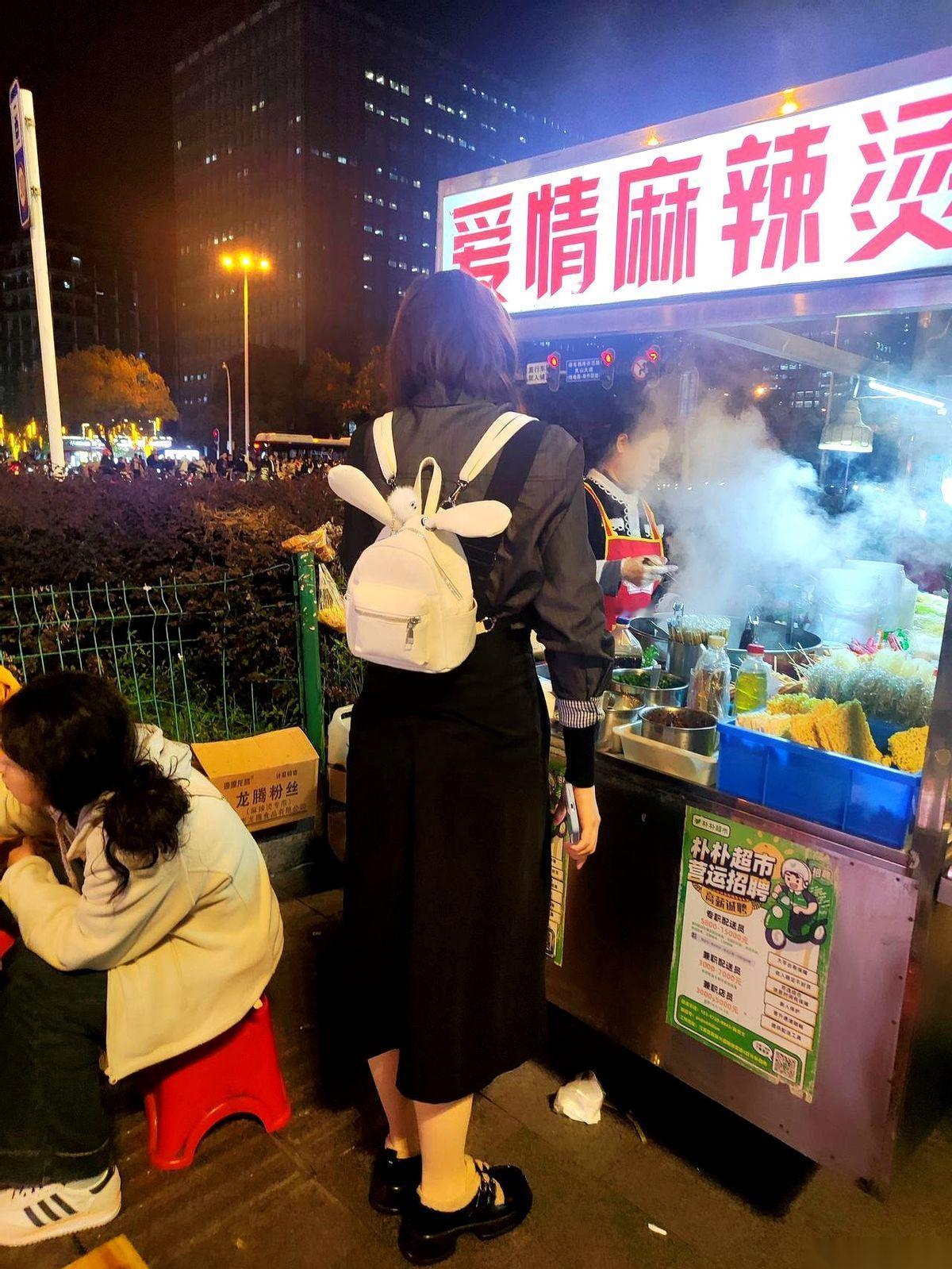 办公室姐妹吐槽相亲，最怕遇到的男人是什么样的？
不是秃，也不是矮。
是要命的“杠