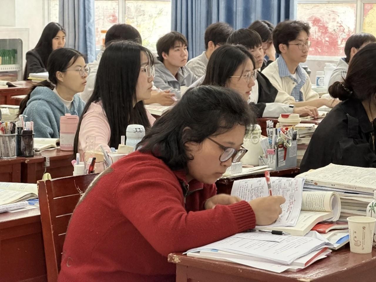 6 月 7 日，2026 年全国高考拉开帷幕。河南驻马店上蔡县第二高级中学考点，
