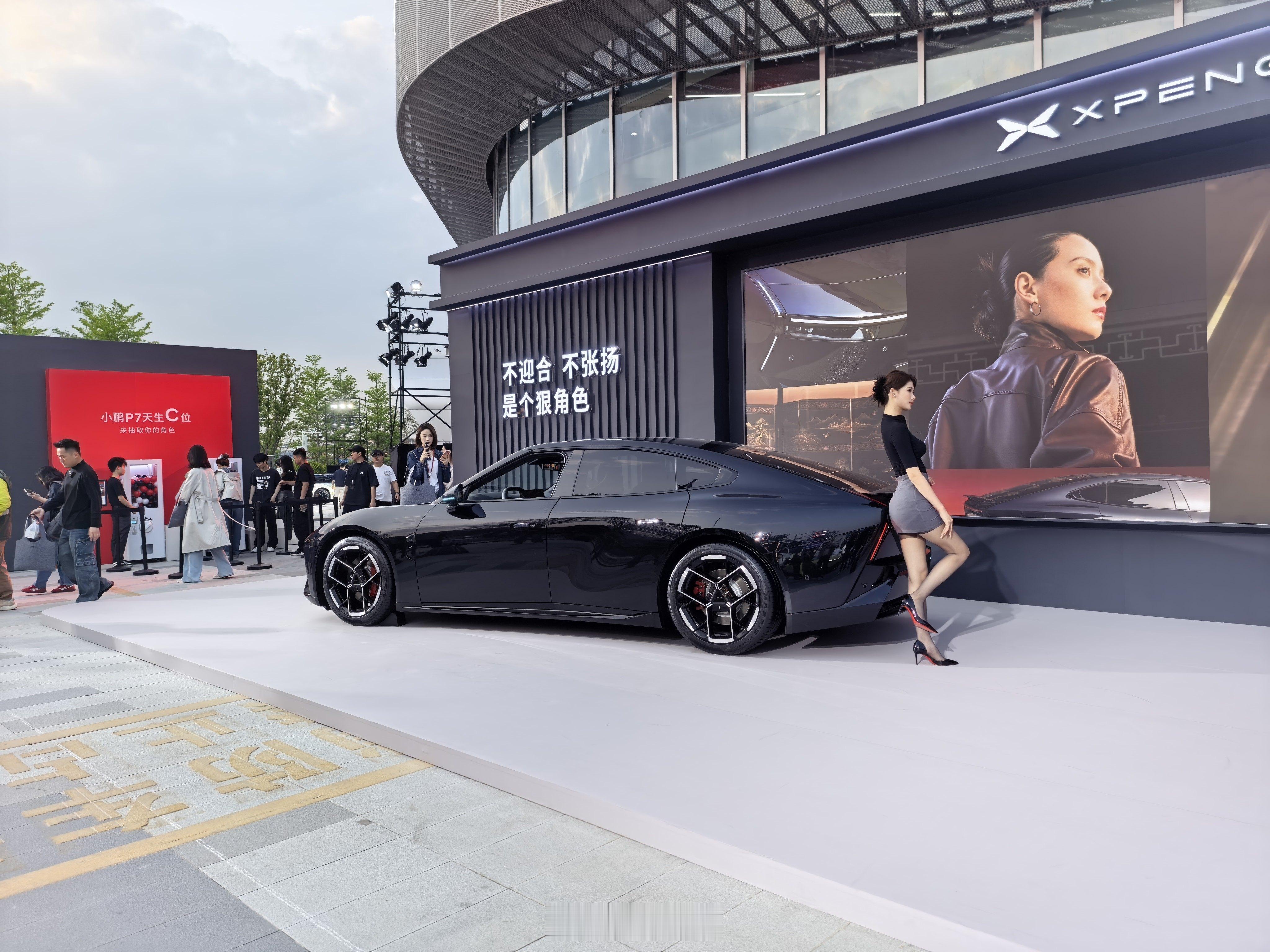 左手颜值，右手科技！小鹏P7正成为潮人们的最佳拍档。它不仅带来更舒适的出行体验，