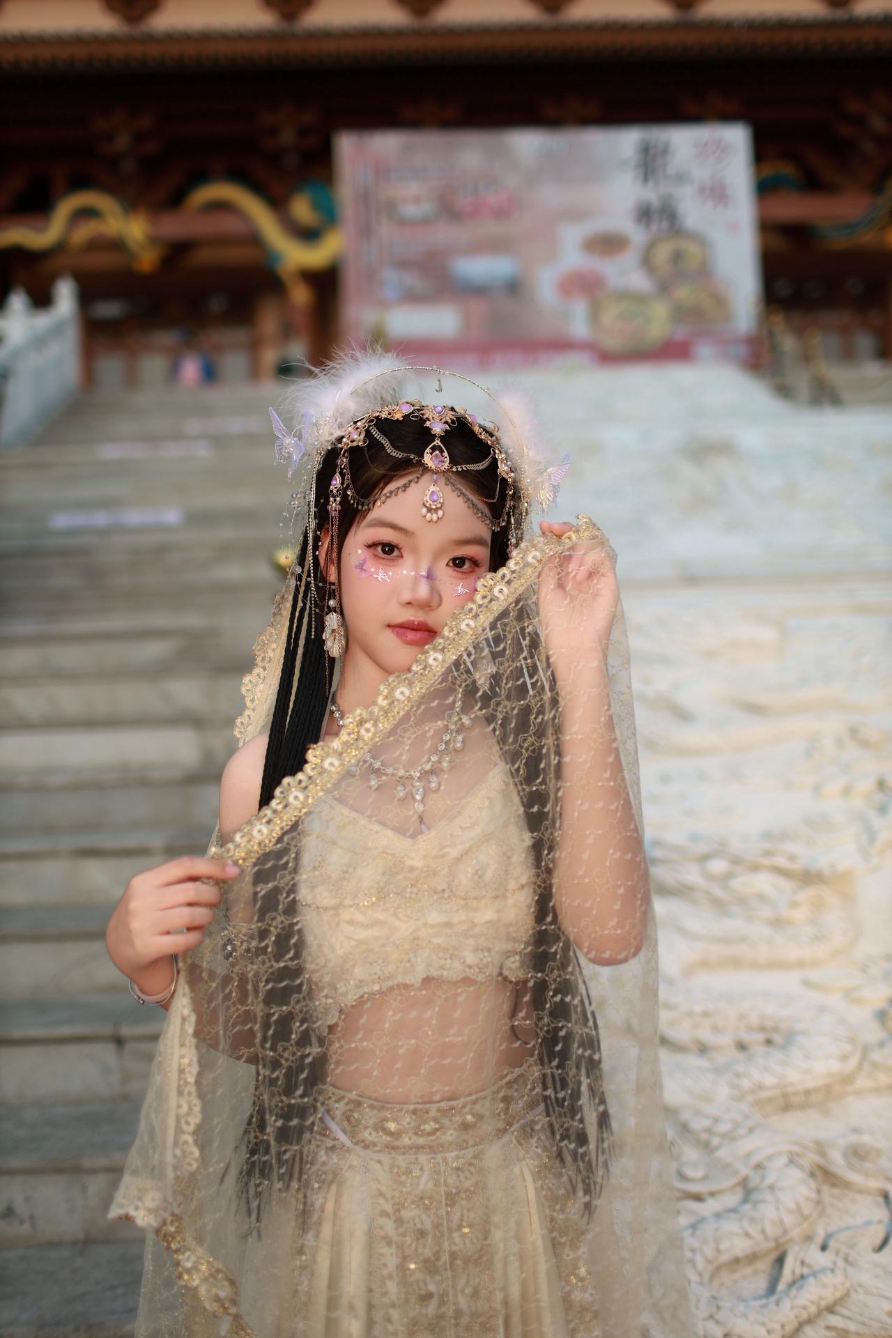 古镇随拍，小美女的打卡照西域古国公主 东方美学被汉服拿捏了 中式古建筑 西域公主